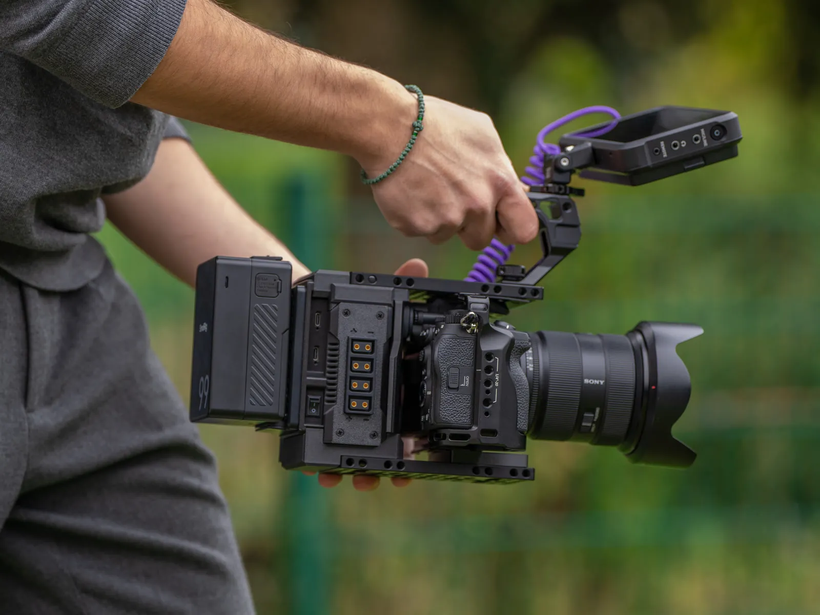 Imagefilm-Produktion: Videograf der Carnilly Media mit Cine-Kamera beim Dreh eines Unternehmensfilms