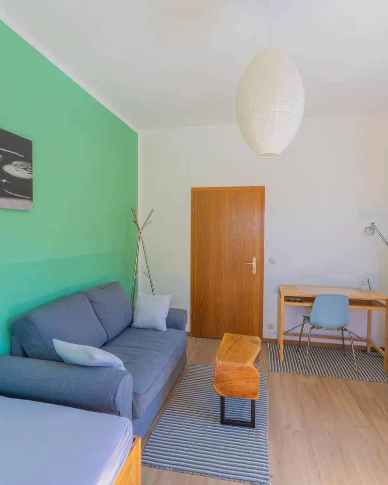 Immobilienfotografie: Wohnzimmer mit grüner Akzentwand