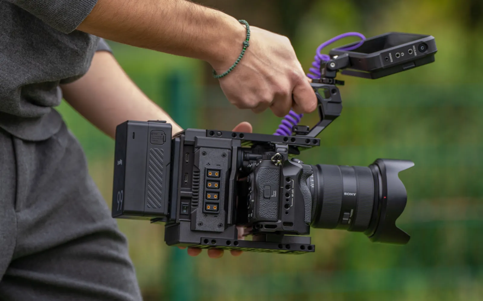 Videograf für Unternehmen: Videograf der Carnilly Media mit Cine-Kamera beim Firmendreh